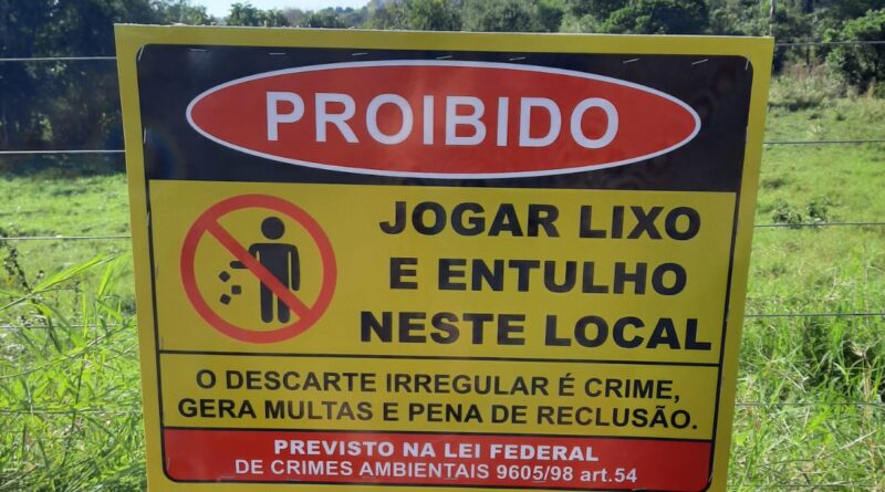 Placa proibido jogar lixo e entulho neste local com lei federal